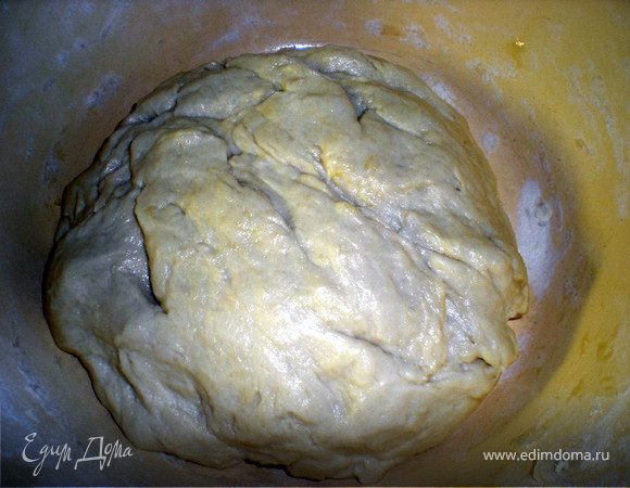 Смешать муку,дрожжи,воду,соль,3 ст. ложки масла.Замесить тесто и оставить на 20 мин.