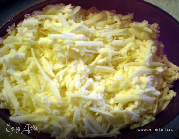 Брынзу натереть на крупной тёрке