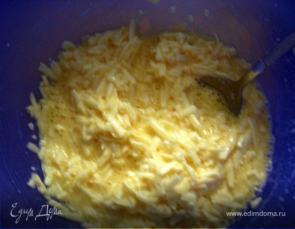 Смешать брынзу с яйцами.