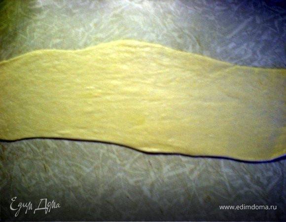 Тесто разделить на 13 частей.
Каждую тонко раскатать.