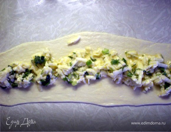 Смазать маслом и выложить начинку.В начинку я ещё добавила зелень какую нашла в наличии...укроп,петрушку и зеленый лук.
