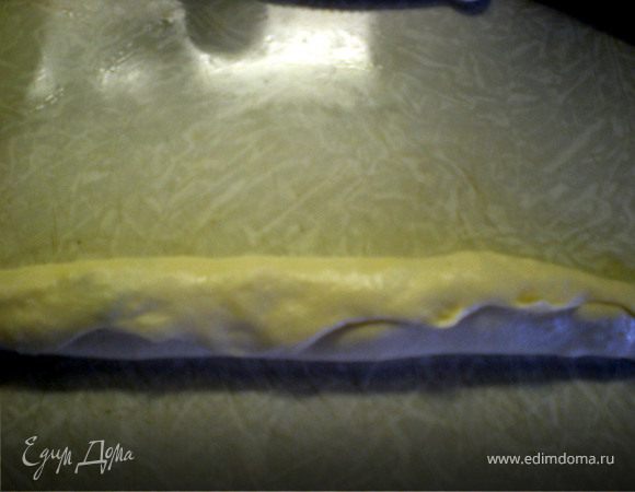 Скатать в рулет и свернуть спиралью.