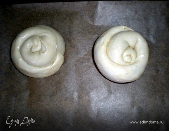 Противень смазать растит.маслом(я проложила бумагу)и выложить спиральки.