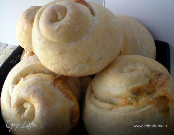 Выпекать в разогретой до 180гр духовке в течении 30-40 мин.Подавать пироги можно как горячими,так и холодными.