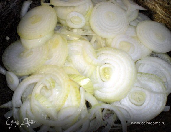 Лук нарезать кольцами.