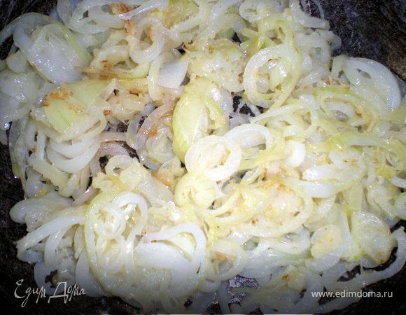 Обжарить в разогретой смеси растительного масла и 1 ст.л. сливочного масла в течении 8 мин.