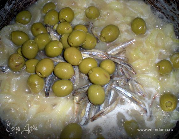 Всыпать муку и готовить ещё минутку.
Влить бульон и вино,добавить оливки,рыбку,посолить и поперчить.Готовить 10 мин.