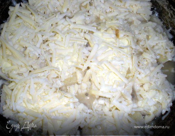 Переложить в смазанную маслом форму.Багет нарезать ломтиками,смазать их маслом.Выложить поверх луковой смеси и посыпать сыром.