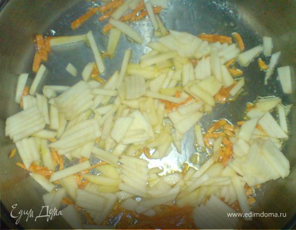 Очищенное от кожуры яблоко порезать соломкой и присоединить к моркови. Тушить 3-4 мин.