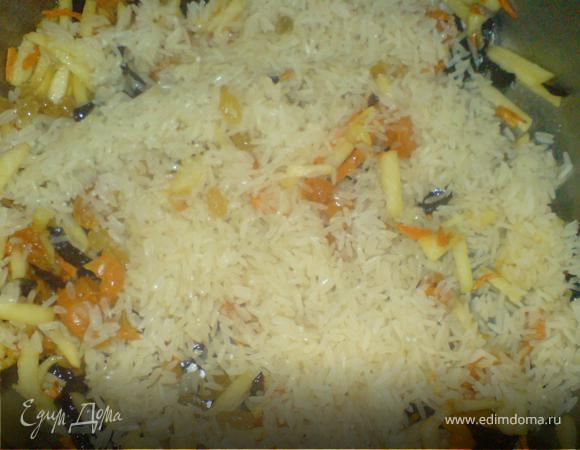 Порезать соломкой курагу и чернослив. Курагу, чернослив, изюм и рис выложить в сковороду и залить все водой так, чтобы она покрывала содержимое сковороды на 1,5-2 см. Довести до кипения, накрыть крышкой и варить на медленном огне 20-30 мин.