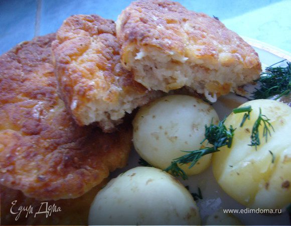 Фарш для котлет: сёмгу размолоть блендером + сухари + лук + морковь  + соль + перец + яйцо. Сформируй котлетки, обваляй в муке и запекай в духовке/180 г/15 мин. Подать с отварным картофелем, зеленью и полить оливковым маслом.