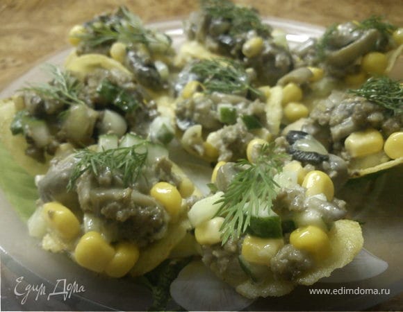 чипсы отобрать по крупнее,и чтобы не были повреждены.
положить на тарелку "кругом", а сверху розложить вкусную массу.
украсить сверху заленью, и в холод на несколько часов.