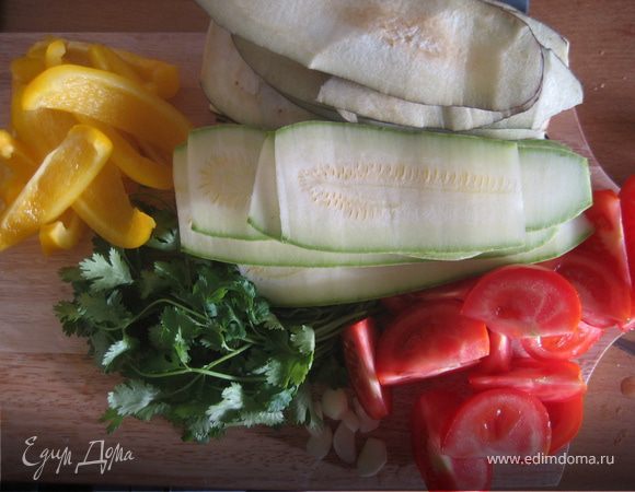 Наши радужные овощи порезать тоненькими лепестками(баклажан и кабачок, дольками(помидорки) и мини-лодочками(перчик). Зелень измельчить, чеснок порубить(не мелко!)