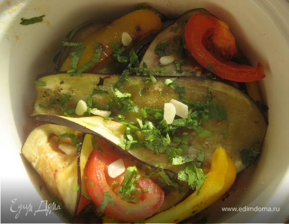 Складываю я готовые овощи в кастрюльку слоями, т.е сначала баклажан(пару лепестков), потом кабачок, перчик, помидорка, все это присыпаю рубленной зеленью и чесноком! Солю тоже уже в кастрюльке, но можно это делать и в процессе обжарки, кому как удобнее)