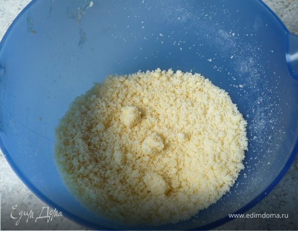 Разогреть духовку до 200°C. Для теста смешиваем муку с разрыхлителем. Добавляем соль, сахар, лимонную цедру, масло и молоко и перемешиваем все до рассыпчатого
состояния. Выкладываем на смазанное маслом дно разъемной формы (18cм) и хорошо прижимаем.