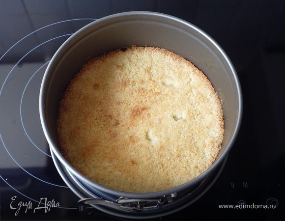 Выпекать в духовке 15 минут. Достать, остудить 5 минут и аккуратно удалить бортик формы.