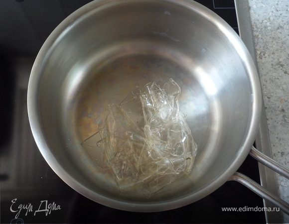 Тем временем готовим начинку. Замочим в холодной воде желатин. 150г черники и рикотту смешиваем в пюре. Желатин отжимаем и на медленном огне растапливаем.
Добавляем пару ложек черничного пюре и быстро перемешиваем. Затем добавляем желатин в оставшийся крем. Добавим также сахар и мускатный орех. Ставим в холодильник
минут на 10, пока масса не начнет загустевать.