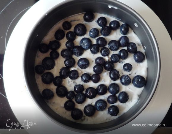 Взбиваем 125мл сливок и добавляем в чернично-желатиновое пюре. У основы для торта снова устанавливаем бортик и выкладываем крем. Выкладываем сверху оставшуюся
чернику. Ставим в холодильник на 3 часа.