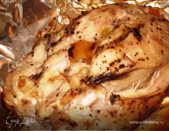 Солим перчим филе. Курагу нарезаем поперек, чеснок - маленькими кубиками. Форму застилаем фольгой, выкладываем филе. Внутрь кладем курагу и чеснок, соединяем бока зубочистками, заворачиваем фольгу. Средний уровень духовки, 200С 30 мин, раскрываем фольгу грилим 10-15 мин 220С (электро). Даем чуть остыть, вынимаем зубочистки, нарезаем кусочками 1,5 см. Приятного аппетита!