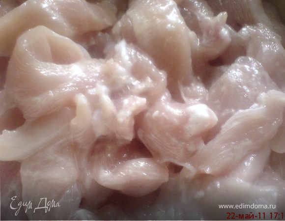 Режем куриное филе небольшими кусочками,солим,посыпаем крахмалом, содой, выдавливаем сок лимона и перемешиваем. Оставляем от 15 мин - до 30 мин. максимум в таком маринаде. Не могу точно сказать,что за это время происходит с куркой, но через 15 мин.такой обработки она уже...превратилась в СВИНКУ, причем, как вы понимаете, в самые постные её места..