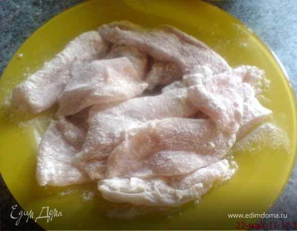 Дальше каждый кусочек обваливаете в муке без фанатизма. т.к.мука очень хорошо прилипает сама...