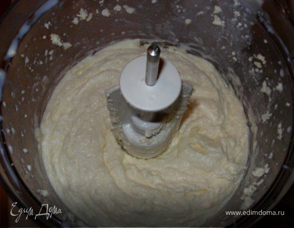 Творог растереть с содой, добавить молоко и хорошо размешать.