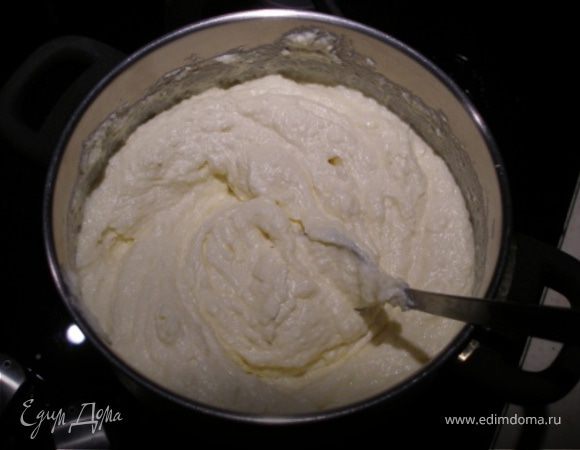 Нагреть в неэмалированной кастрюле на медленном огне, постоянно помешивая. Когда смесь начнет постепенно плавиться, добавить  масло и по желанию соль или другие специи. Я не добавляла ни соли, ни специй. 