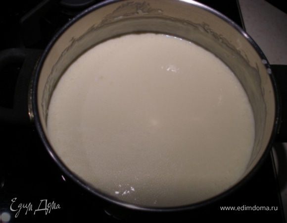 Постоянно помешивать, пока творог полностью не растворится.