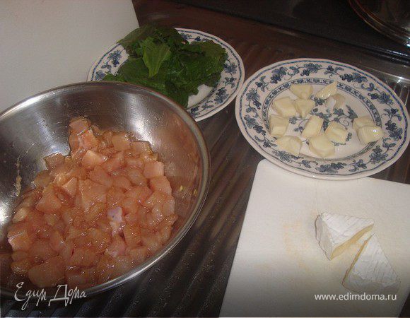 Для начинки берем куриную грудку и нарезаем ее мелкими кубиками.. Ни в коем случае не перемалываем в комбайне или через мясорубку!!! 
Добавляем сок половины лимона и соевый соус по-вкусу. 
Отдельно нарезаем на маленькие кусочки сыр Камамбер. Листья свежего базилика ( в идеале- японского) рвем руками на порционные кусочки