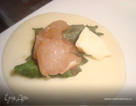 Раскатываем тонко тесто и вырезаем стаканом заготовки. На каждый кусочек теста кладем куриное мясо+ кусочек сыра+ листик базилика. 
Залепить любимым для вас способом...:))) Вообще гиоза похожа больше на вареничек, чем на круглый пельмешек :))
