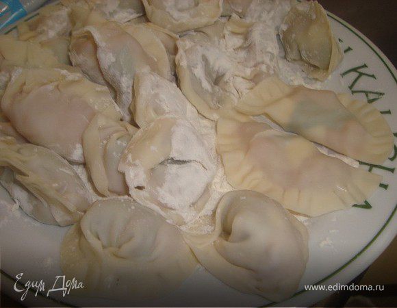 В сковороде разогреть растительное масло, выложить в него гиозы и жарить на сильном огне до образования золотистой корочки. Затем перевернуть их на спинки залить кипятком примерно на 1 см.
Необходимо быть осторожным, т.к. при добавлении воды, масло будет разбрызгиваться. Закрыть крышкой на несколько минут. 
Соус для гиоза:
Соевый соус, рисовый уксус, кунжутное масло.
Ингредиенты смешать в пропорциях ½ соевого соуса, ½ уксуса и несколько капель кунжутного масла.