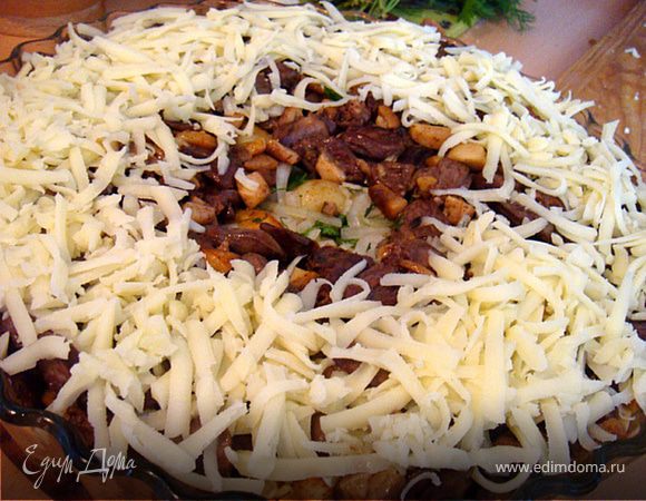 Картошечку тщательно моем и режем круглешками прям с кожурой примерно по толщине 4-5 мм. Обжариваем на 2 ст.л. оливк. масла до зарумянивания одной стороны.Не солим.
Тем временем- разогреть духовку до 200 гр.ц. Сердца промыть,убрать трахеи,обсушить и разрезать вдоль. Картошку обжарили с одной стороны и выкладываем её в форму для запекания. На той же сковороде обжариваем-притушиваем сердца, чуть присолить, добавить мелкорезанные грибы и немного слив.масла (а шляпки можно оставить для украшения запеканки). Таким образом прижариваем минут 10 не более.
Далее в форме на картошку послойно выкладываем наш лук маринованный,сверху сердечки с грибочками,далее-натертый на крупной терке сыр. В центр я уложила шляпки грибов и немного зелени