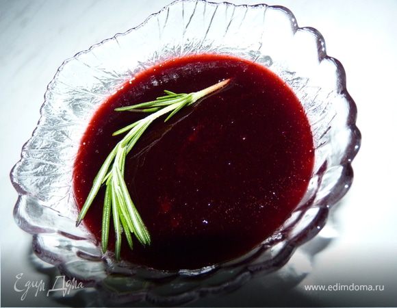 Ежевичное пюре выложить в кастрюльку, добавить 4ст.ложки сахара, веточку розмарина, довести до кипения на среднем огне. Варить 5-7минут, всё время помешивая. Снять с огня, остудить.