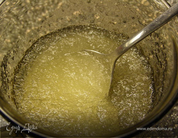 Желатин замочить в 50 мл воды. Дать набухнуть.