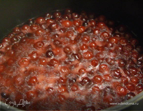 Поставить на огонь бруснику. Дать массе прокипеть минут 5.