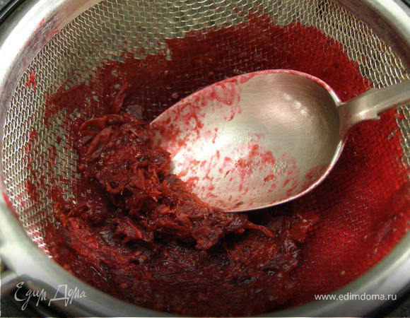 Протереть через сито ягоду.