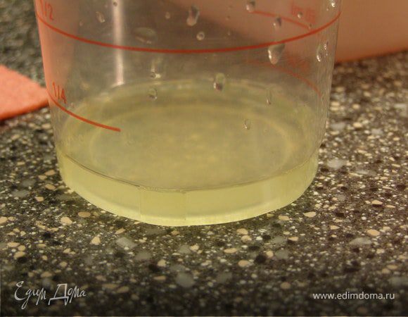 Выжать из половины лимона сок. Следите, чтобы косточки не попали!