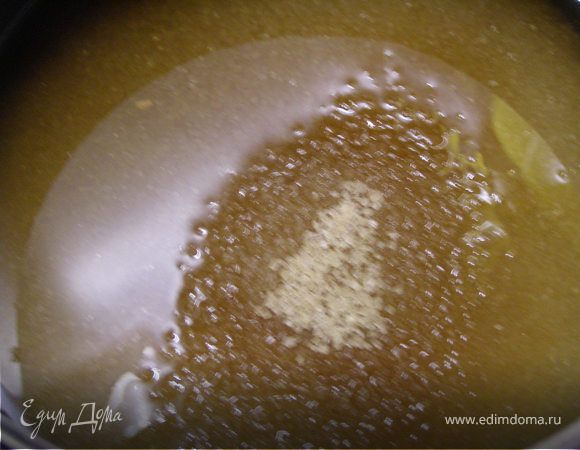 Сварить сахарный сироп из оставшейся воды и сахара (минут 7).