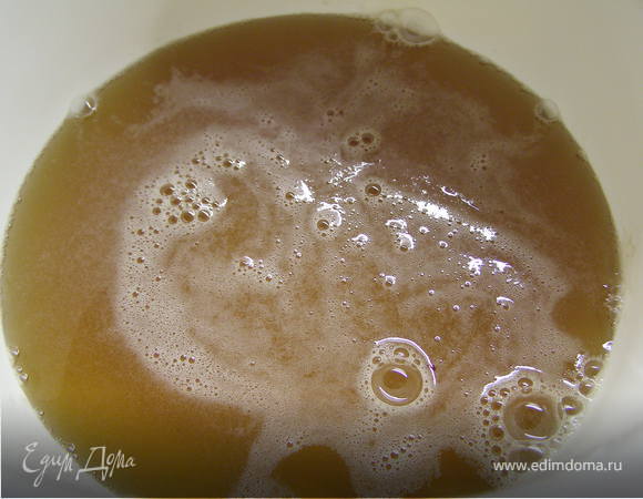 Залить желатин горячим сиропом. И начинаем взбивать минут 5 на сильной скорости.