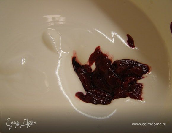 Теперь пришла очередь соды. Опять взбиваем массу.
Когда Вы почувствуете, что венчик с усилием прокручивается, и масса густеет, можно добавить ягодное пюре. 