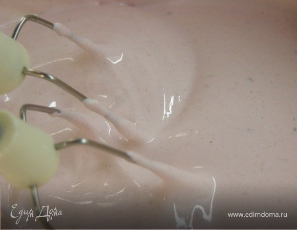 Взбить ещё минуты 3 до равномерного розового цвета.