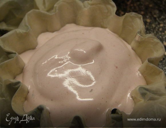 Выкладываем зефир в формочки с пергаментной бумагой. Оставляем на ночь при комнатной температуре сушиться.