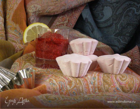 Для соуса можно просто взбить размороженную малину с сахаром. Отличное сочетание горячего чая, холодного соуса и воздушного зефира! По-летнему легкий десерт)