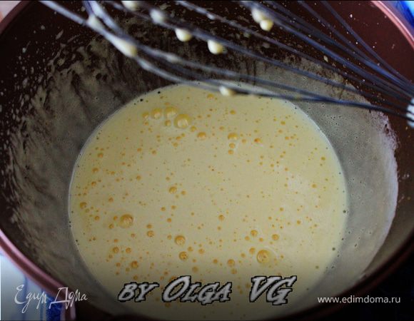 2 яйца взбиваем с 60 г сахара до получения густой кремообразной массы (около 10 минут)