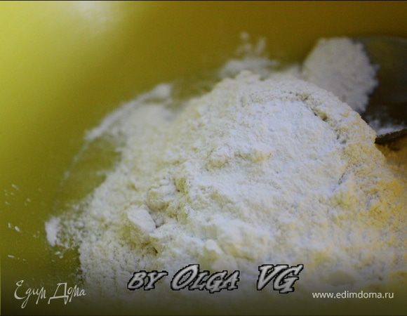 В отдельной посуде смешиваем 60 г муки, 12 г крахмала, 1/4 ч.л. соли и 1 ч.л. разрыхлителя.