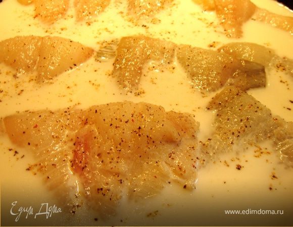 Выложить филе в сковороду,залить холодным молоком и дать закипеть на медленном огне(ок.10 мин).Проваренное филе выложить поверх тальятелле со шпинатом.