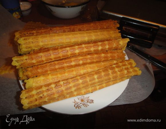 вафельницу нагреть,смазать маслом и выпекать,тесто добавлять по 1 ст.ложке,вафли сразу сворачивать в трубочки.