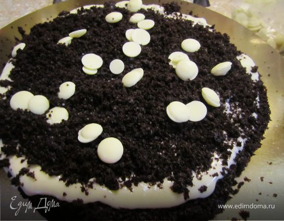 Я немного обрезала бисквит по кругу. Обрезки измельчила в крошку, они нам пригодятся для торта.
Берем корж,выкладываем 1/4 часть крема, посыпаем бисквитными крошками и кусочками шоколада.
Берем следующий корж мажем частью крема и кремом вниз ложим на бисквитные крошки с шоколадом.