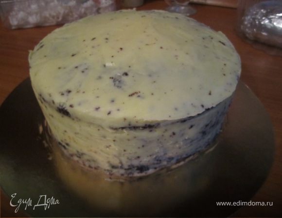 Масло взбить, добавить сгущенку.
Покрыть всерху торт.