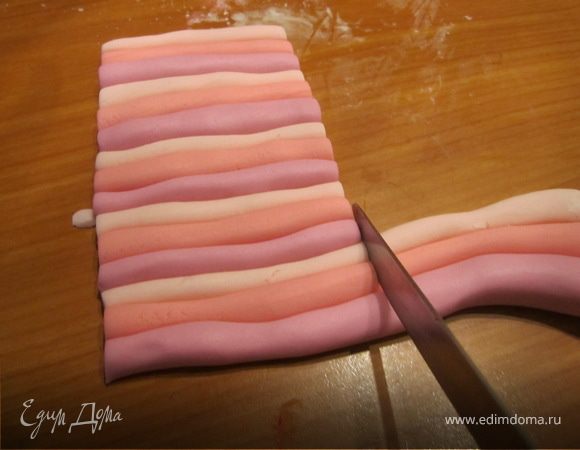 Прикладываем по три и отрезаем нужную длину(предварительно измерить высоту торта). Полосочки можно придавить сверху(только не сильно) они будут вместе держатся.